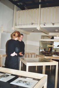 879160 Afbeelding van twee medewerkers van het onlangs geopende Volksbuurtmuseum Wijk C (Waterstraat 27) te Utrecht bij ...